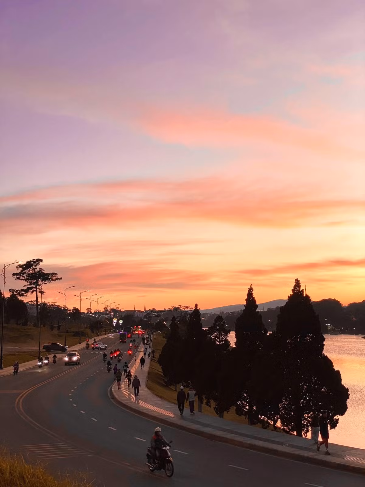 Bởi từ vị trí này có thể thấy view của con đường bên dưới luôn tấp nập người qua lại, view hồ Xuân Hương mộng mơ hay cả nụ atiso ở quảng trường Lâm Viên lấp ló phía xa. Đây cũng là địa điểm ngắm hoàng hôn rất đẹp tại Đà Lạt. Ảnh Dlian Phan
