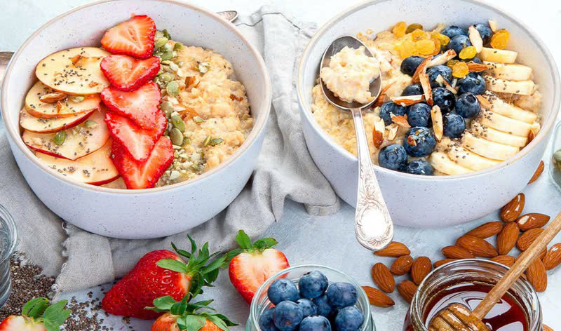  Ăn bữa sáng giàu chất xơ: Bữa sáng giàu protein giúp giảm cảm giác đói và kiểm soát lượng calo nạp vào trong các bữa ăn tiếp theo. Protein làm giảm nồng độ hormone ghrelin (hormone kích thích cảm giác đói) và tăng cường các hormone tạo cảm giác no như peptide YY, GLP-1 và cholecystokinin, từ đó hạn chế cảm giác thèm ăn và hỗ trợ kiểm soát cân nặng hiệu quả. Ảnh minh họa 