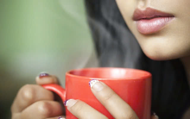  Uống nước ấm vào buổi sáng: Thói quen đơn giản nhất mang lại tác động tối đa cho sức khỏe đường ruột là bắt đầu ngày mới bằng một ly nước lọc ấm. Việc cung cấp đủ nước giúp tăng cường sự đa dạng của vi khuẩn có lợi, điều này có thể hỗ trợ hệ tiêu hóa hoạt động hiệu quả hơn. Ảnh minh họa