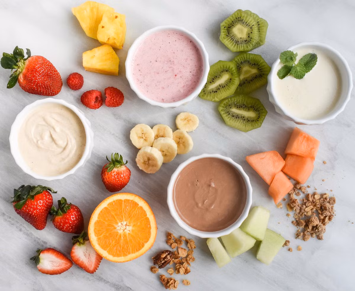 Việc kết hợp protein và chất xơ trong bữa sáng còn giúp duy trì đường huyết ổn định, ngăn ngừa tình trạng tăng đột biến đường huyết và giảm nguy cơ mắc bệnh tiểu đường type 2. Ngoài ra, chất xơ đóng vai trò quan trọng trong việc hỗ trợ chức năng tiêu hóa, ngăn ngừa táo bón và tăng cường sức khỏe đường ruột.