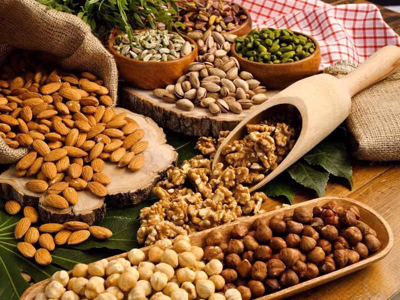  Các loại hạt: Hạnh nhân, óc chó,… là thực phẩm mà người nhiễm cúm cần được bổ sung để nhanh chóng phục hồi. Các loại hạt này có chứa chất béo lành mạnh giúp da và niêm mạc khỏe mạnh. Bên cạnh đó cũng chứa nhiều chất kẽm, đồng, selen vitamin D, chất chống oxy hóa,… để duy trì cũng như tăng cường hệ thống miễn dịch cho cơ thể. Ảnh minh họa