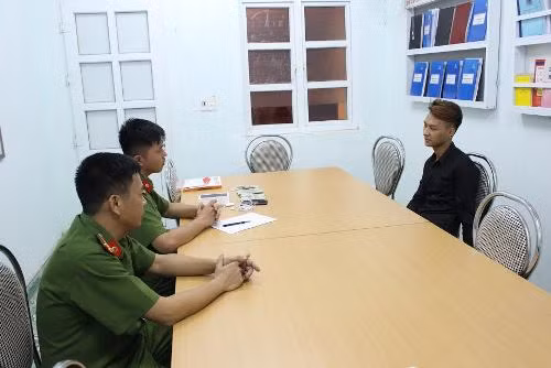 Can tien mua iPhone 7, thanh nien trom 100 trieu cua bo