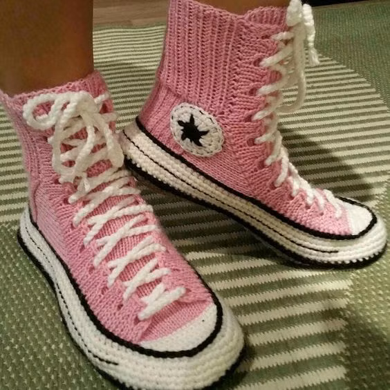 Một đôi giày converse cao cổ tuyệt đẹp.