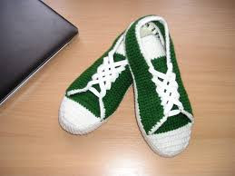 Thiết kế giày len cổ thấp đan dây gọn gàng.