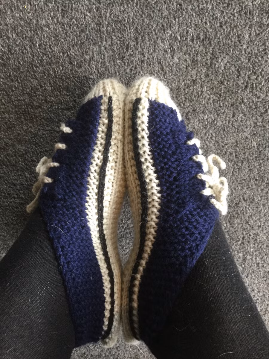 Giày converse cổ thấp.