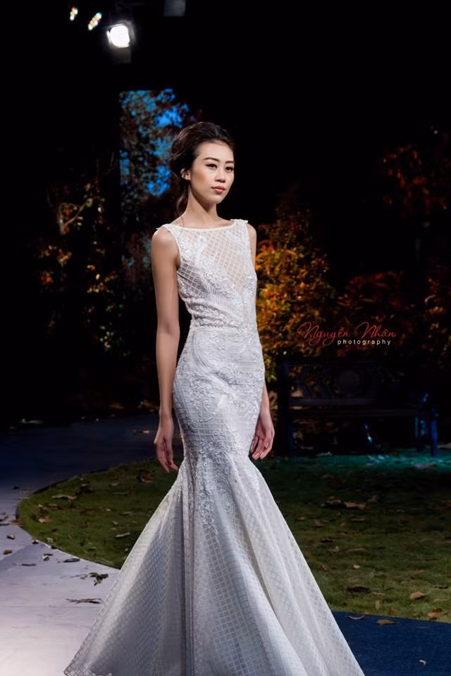 Người mẫu Kiki Lê luôn được chú ý trong các show diễn thời trang. Cô thường xuyên lựa chọn những thiết kế váy dạ hội đuôi cá để dễ dàng khoe dáng chuẩn siêu mẫu.