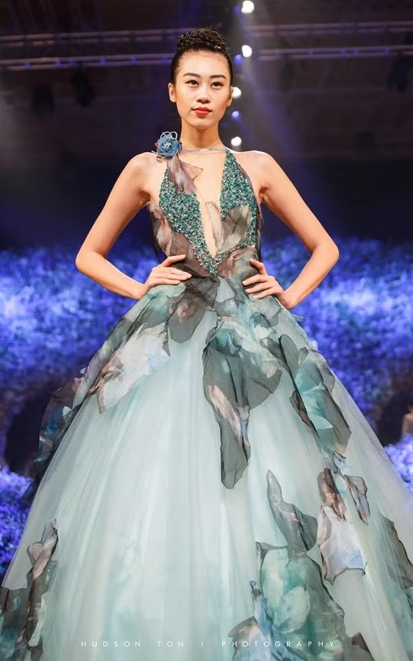 Kiki khoe làn da trắng nõn trong chiếc váy dạ hội dáng xòe tuyệt đẹp.