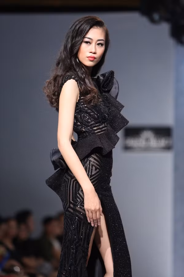 Thiết kế váy kim sa màu đen sang trọng phô được đường cong quyến rũ của Kiki.