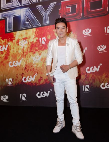 Ca sĩ Đoàn Việt Phương trẻ trung khi kết hợp vest trắng mặc cùng áo phông mỏng bên trong. Ảnh: Alotintuc.