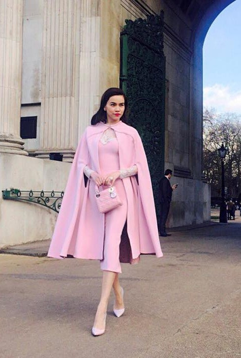 Hà Hồ hóa quý cô sang chảnh với váy cape màu hồng nhẹ nhàng. Ảnh: Saostar.