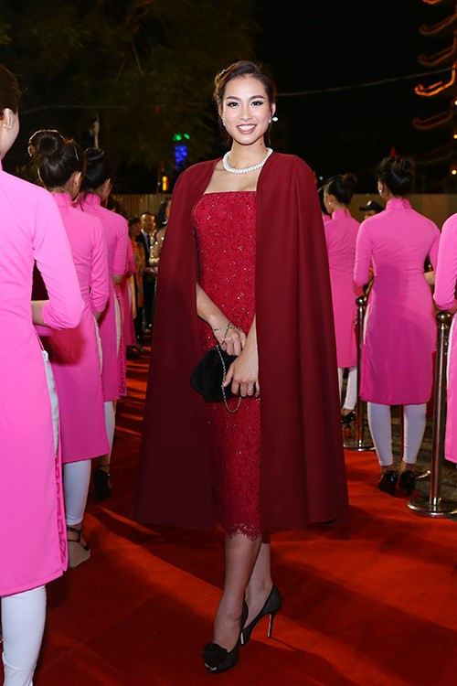 Người đẹp Vương Thu Phương diện bộ váy bó gợi cảm với gam màu nóng, phối cùng áo khoác cape dạ dáng dài sang trọng. Ảnh: VOV.