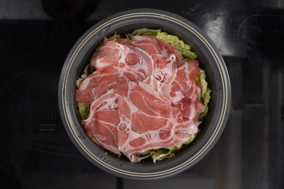 Xếp 4 hoặc 5 lát thịt xuống đáy nồi, sau đó xếp nấm thái lát mỏng, củ cải, cà rốt, đậu phụ xuống dưới, tiếp tục xếp thịt lên cho tới hết chỗ thịt.