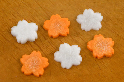 Đậu phụ thái miếng vuông. Cà rốt, củ cải gọt vỏ, cắt miếng vừa ăn. Bớt lại mỗi loại 3 lát, thái mỏng, tỉa hình hoa.