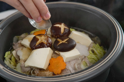 Bước cuối cùng bạn cho nước tương, rượu, chút muối, nước dùng vào nồi. Bật bếp khi nồi canh sôi thì giảm lửa, ninh kỹ cho thịt nhừ, nêm nếm lại gia vị cho vừa miệng. Khi ăn, bê nguyên cả nồi ra dùng cùng cơm nóng. Nguồn ảnh: Daringgourmet; Daydaycook.