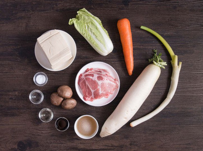 Những nguyên liệu cần thiết gồm có thịt lợn nạc vai thái thật mỏng, chọn phần thịt này vì có dắt chút mỡ sẽ giúp canh béo mềm hơn; đậu phụ mềm; cà rốt; cải thảo bé hoặc ¼ cây cải thảo lớn; nấm tươi có thể chọn nấm hương; củ cải; hành; súp nước tương; rượu gạo.