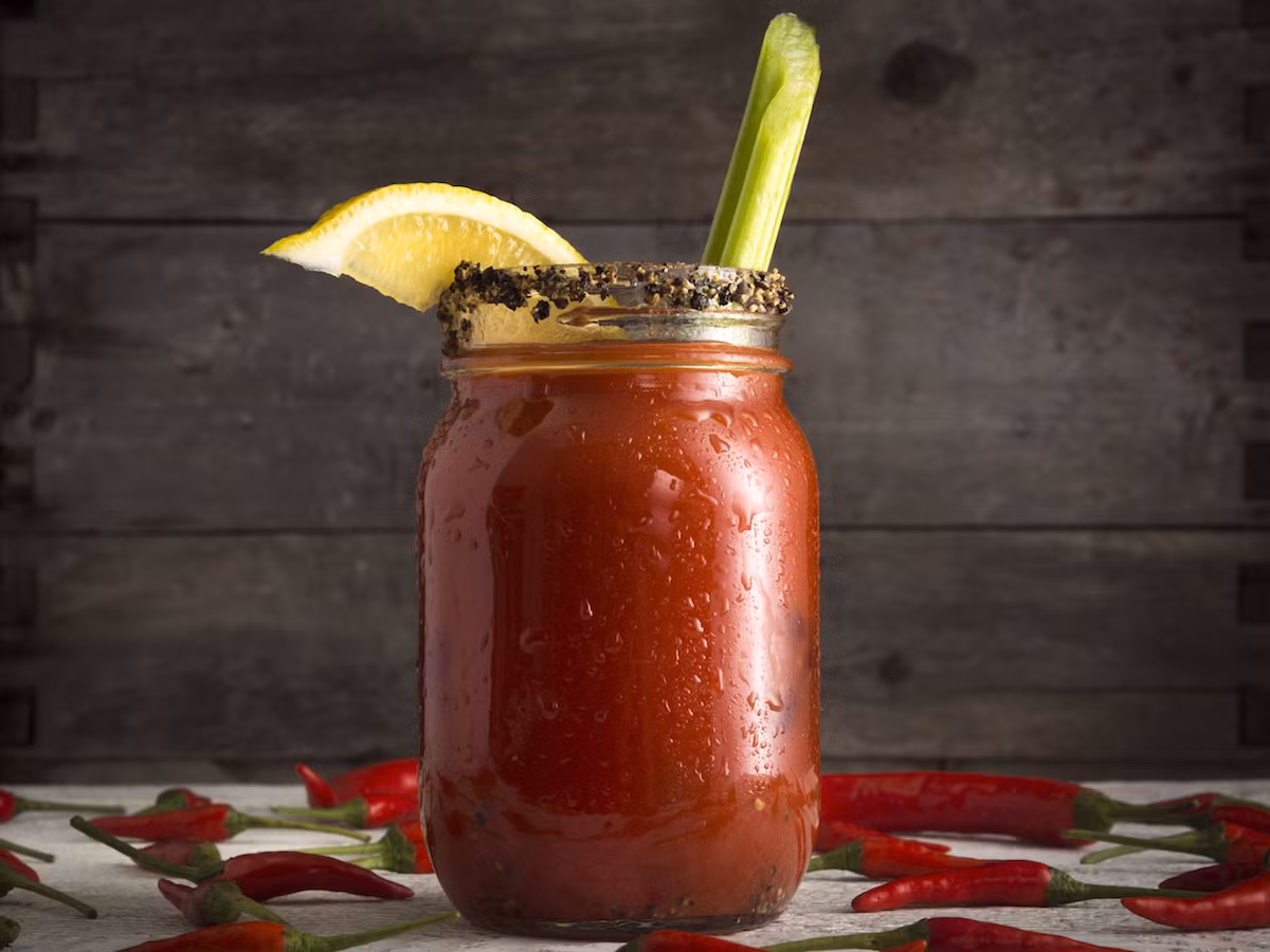 Theo Will-Weber, Tổng thống John F. Kennedy thích uống cocktail Mary đỏ.