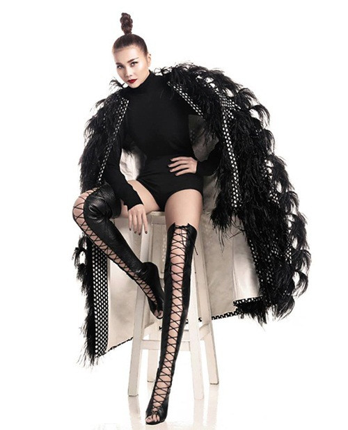 Siêu mẫu Thanh Hằng ma mị trong set đồ đen, nổi bật nhất vẫn là đôi boot da đan dây chất lừ. Ảnh: Elle.