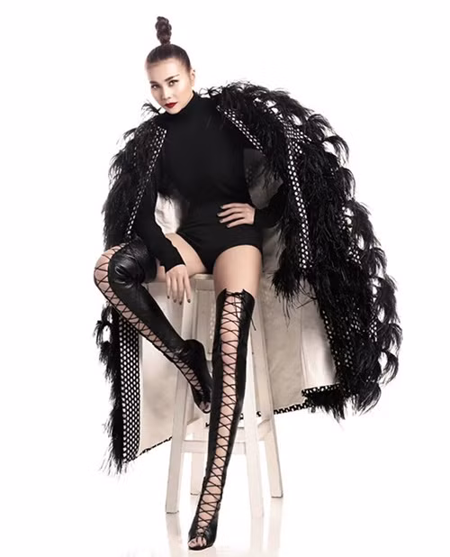 Siêu mẫu Thanh Hằng ma mị trong set đồ đen, nổi bật nhất vẫn là đôi boot da đan dây chất lừ. Ảnh: Elle.