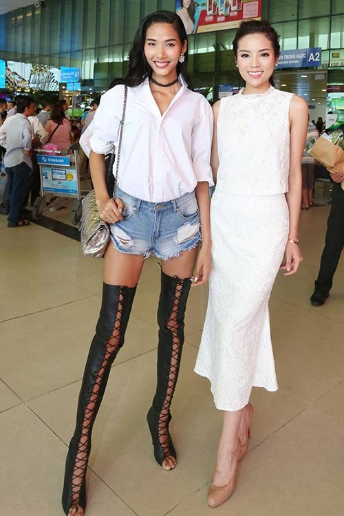 Hoàng Thùy gây ấn tượng với đôi boot dài quá gối đan dây. Ảnh: Giayhieuviet.