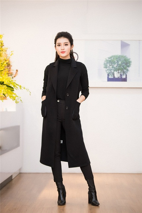 Huyền My "chất lừ" trong set đồ thu đông màu đen khi tham dự sự kiện. Ảnh: FBNV.