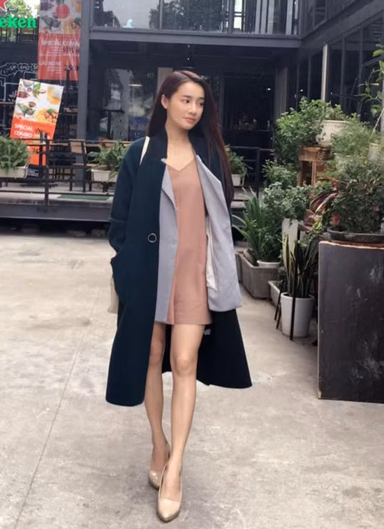 Diễn viên Nhã Phương khoe đôi chân thon dài với váy liền dáng ngắn kết hợp cùng áo khoác dáng dài. Ảnh: Depplus.