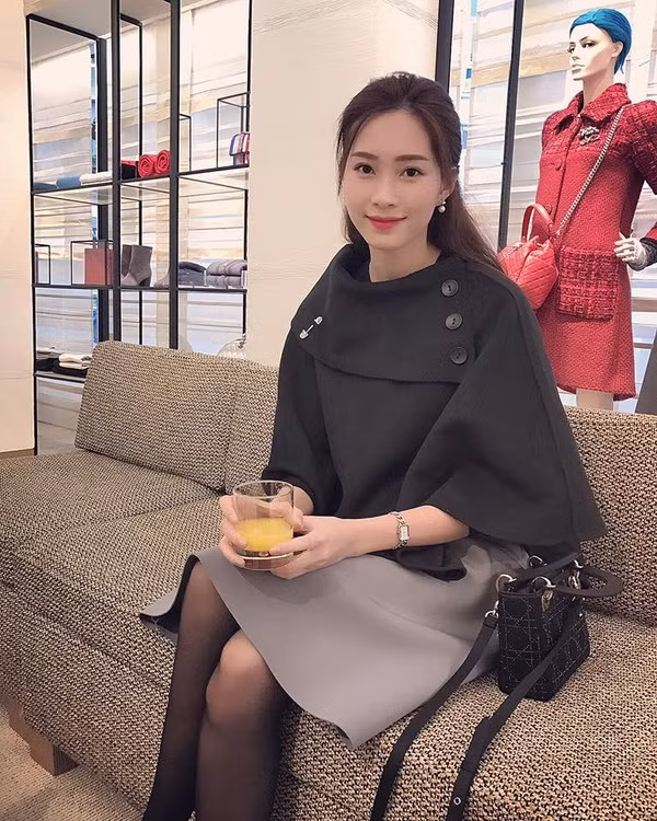 Hoa hậu Đặng Thu Thảo là mỹ nhân Việt mặc đẹp và được yêu thích nhất tuần qua với gu thời trang Thu Đông đơn giản, dịu dàng. Cô xinh như tiểu thư với áo caper tay loe cùng chân váy trơn màu nhẹ nhàng. Ảnh: Deppplus.