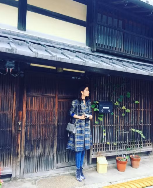 Nữ diễn viên Diễm My gợi ý một set đồ thanh lịch, đơn giản mà không kém phần nổi bật thời thượng trong mùa lạnh khi chọn áo khoác dáng dài họa tiết kẻ và đôi boots nhung làm điểm nhấn. Ảnh: Deppplus.