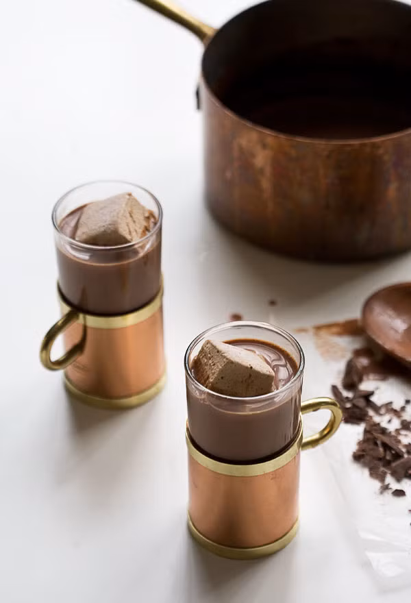 Socola vani quế nóng hổi.