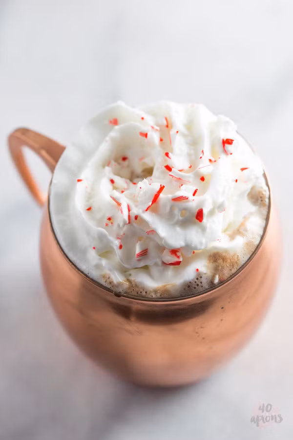 Kem tươi kết hợp với socola nóng tạo nên thức uống độc đáo.