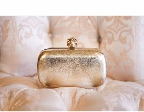 Chiếc túi ly hợp hiệu Alexander giá 2595 USD. Nguồn ảnh: Elle, Daylimail.