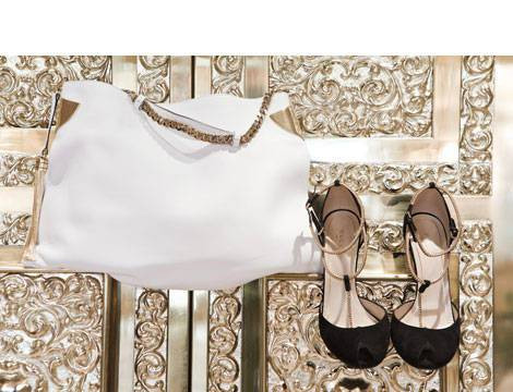 Túi và giày Gucci là thương hiệu được bà yêu thích.