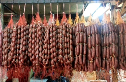 Một trong những đặc sản nổi tiếng không thể thiếu trong mâm cỗ Tết ở miền Tây đó là lạp xưởng trâu, bò gác bếp. Những miếng lạp xưởng bò làm thủ công thành từng khoanh nhỏ, chắc, nhiều thịt, có vị chua đặc trưng của miền Tây. Ảnh: Dacsanmientay.