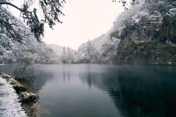 Công viên quốc gia Plitvice Lakes ở miền Trung Croatia: Đây là công viên lâu đời nhất ở khu vực Đông Nam châu Âu và cũng là vườn quốc gia lớn nhất tại Croatia với 18 hồ nước, nối với nhau bởi hệ thống thác nước đổi màu độc đáo. Vào mùa đông, đây là địa điểm lý tưởng nhất và rất thu hút khách du lịch. Tuyết rơi phủ kín các thảm thực vật dày đặc, những vườn thông phủ tuyết trắng tuyệt đẹp.