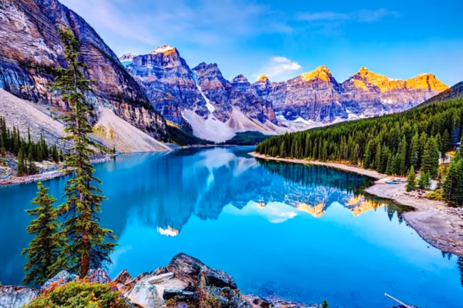 Công viên quốc gia Banff là vườn quốc gia lâu đời nhất Canada với bốn bề là các dãy núi phủ tuyết trắng, rất hút khách du lịch.