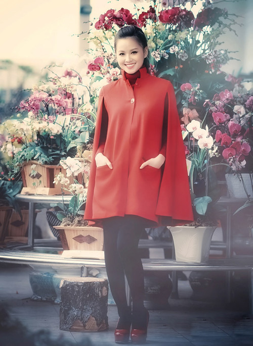 Tâm Tít hóa tiểu thư với thiết kế áo khoác cape không tay xòe nhẹ màu đỏ. Ảnh: Khám phá.