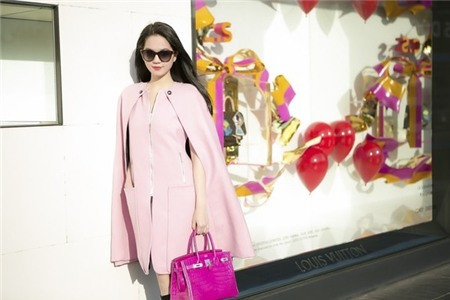 "Cape" là tên gọi có nguồn gốc từ tiếng Pháp và đã xuất hiện từ rất lâu đời ở châu Âu, dùng để chỉ loại áo khoác mang phong cách quý tộc phương Tây xưa. Đây là kiểu áo khoác không tay hoặc có phần tay áo và cầu vai biến tấu, thiết kế mở rộng hơn như cánh dơi. Hai năm trở lại đây, mốt áo này được các sao Việt rất ưa thích và liên tục "lăng xê" tạo nên cơn sốt áo khoác cape. Ảnh: Dep.