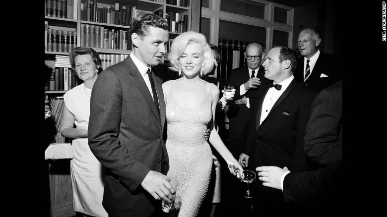 Được mang đi đấu giá lần thứ hai vào ngày 17/11/2016 lần này, chiếc váy được dự kiến đạt mức giá khủng 3 triệu USD khiến nhiều người choáng váng.