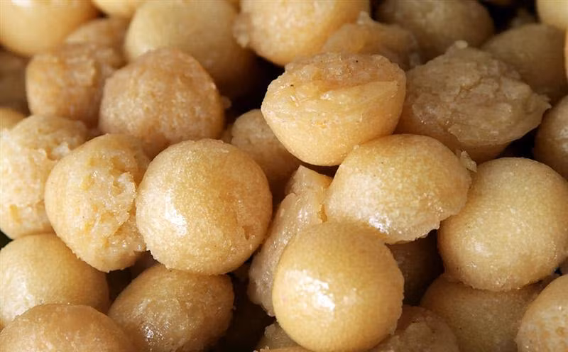 Bánh bò thốt nốt là một trong những đặc sản miền Tây nổi tiếng. Bánh làm từ các nguyên liệu chính như bột gạo, bột thốt nốt (bột vỏ trái thốt nốt già mài nhuyễn lược lấy nước pha chung với bột gạo cho có mùi thơm đặc trưng), đường thốt nốt, nước cốt dừa. Ảnh: Blogspot.