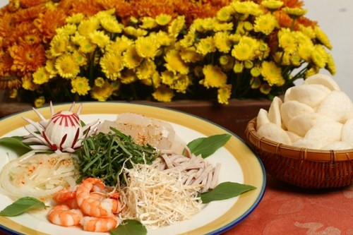 Gỏi thốt nốt khá lạ miệng và rất được lòng du khách thập phương. Món ăn này có vị bùi, béo, màu trắng trong. Ngoài quả thốt nốt và nguyên liệu chính còn có thêm tôm tươi, mực khô xé sợi, dừa nạo, nước mắm chua ngọt. Khác với các món gỏi khác dùng đậu phộng thì gỏi thốt nốt dùng mè rang rắc vào gỏi, mè sẽ bám đều tạo nên mùi vị béo và thơm của dầu mè. Ảnh: Thichlanhich.