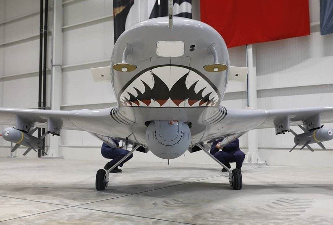 Trước đó, lực lượng vũ trang Kazakhstan tỏ ra không mấy hứng thú với những chiếc máy bay không người lái do Thổ Nhĩ Kỳ sản xuất, họ đã mua UAV Trung Quốc và biên chế cho những đơn vị tác chiến.