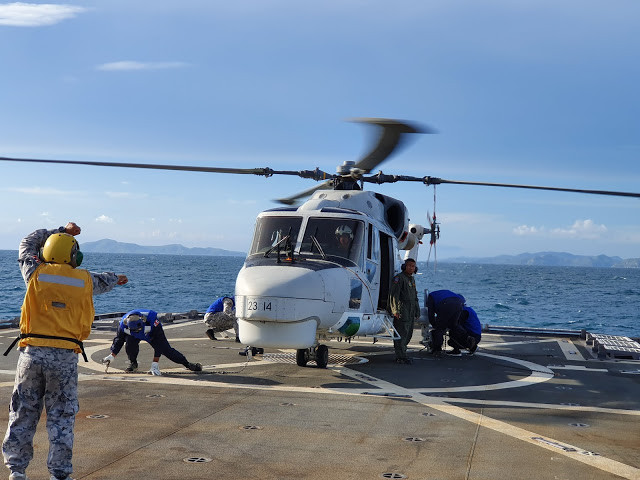 Ở đuôi tàu có một sàn đáp lớn dài 20m của máy bay trực thăng quân sự đa năng Super Lynx. Tàu cũng mang theo một xuồng bơm hơi có vỏ cứng để thực hiện nhiệm vụ tuần tra và vận chuyển. Ảnh: Trực thăng Super Lynx trên tàu.