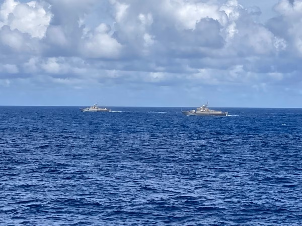 Hải quân Hoàng gia Thái Lan sử dụng 2 tàu này thực hiện các nhiệm vụ tuần tra, kiểm soát biên giới và bảo vệ nghề cá thường kỳ trong vùng đặc quyền kinh tế của Thái Lan và cũng được triển khai để thực hiện các hoạt động cứu trợ thiên tai và bảo vệ tài nguyên thiên nhiên ở vịnh Thái Lan. Ảnh: Tàu chiến Việt Nam và Thái Lan hành tiến khi tuần tra chung.