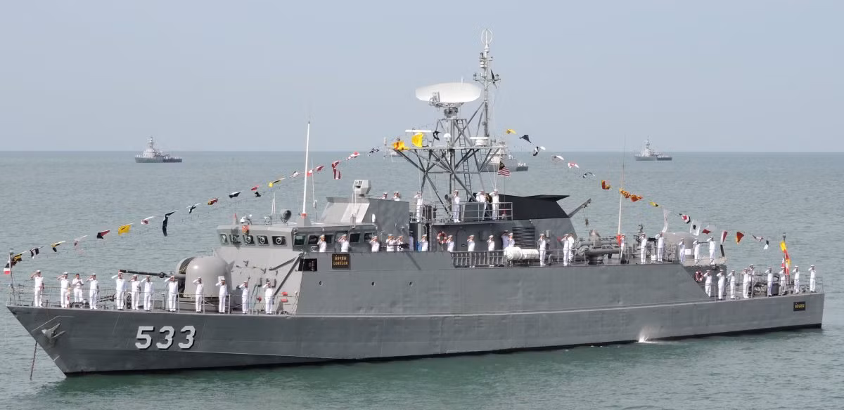 Tàu có chiều dài 62 mét, rộng 8,2 mét, mớn nước 2,5 mét và lượng giãn nước đầy tải là 630 tấn. Tàu trang bị 2 động cơ diesel MTU 12V 1163 TB93, tốc độ tối đa 25 hải lý/h, tầm hoạt động tối đa 2500 hải lý (4600 km). Ảnh: Tàu Longlom 533 trong 1 lần duyệt binh.