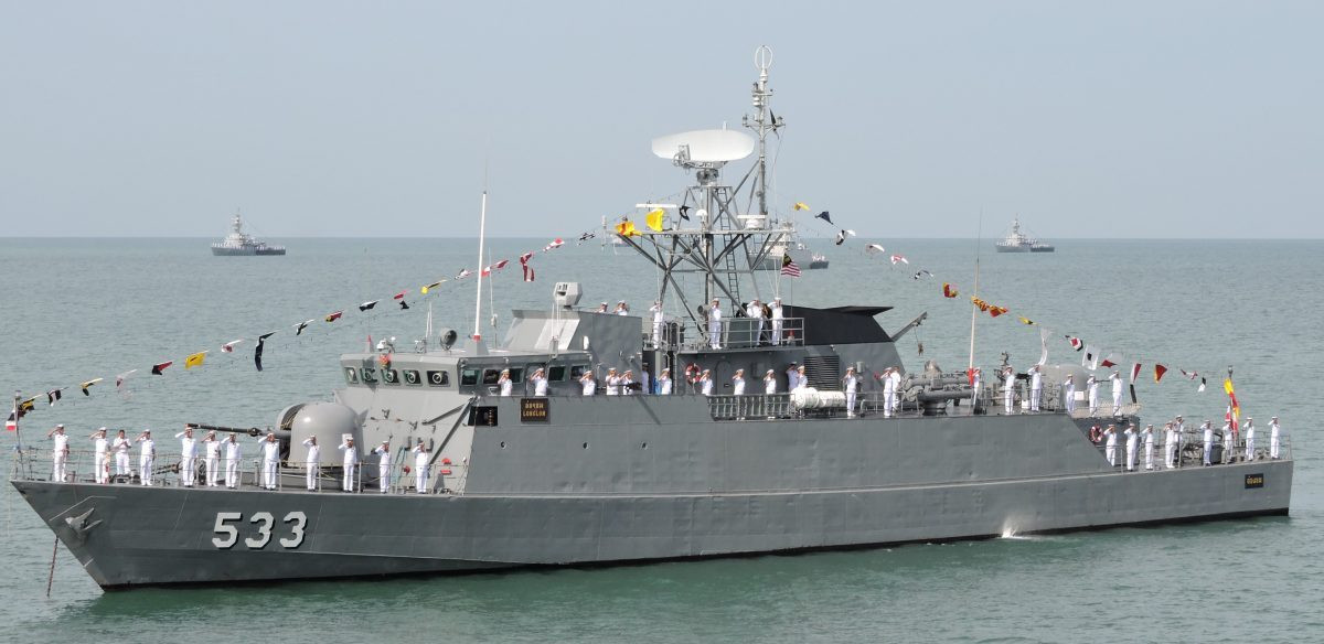 Tàu có chiều dài 62 mét, rộng 8,2 mét, mớn nước 2,5 mét và lượng giãn nước đầy tải là 630 tấn. Tàu trang bị 2 động cơ diesel MTU 12V 1163 TB93, tốc độ tối đa 25 hải lý/h, tầm hoạt động tối đa 2500 hải lý (4600 km). Ảnh: Tàu Longlom 533 trong 1 lần duyệt binh.