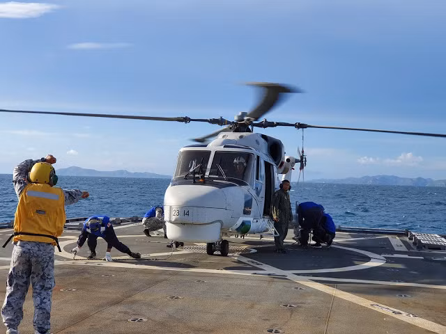 Ở đuôi tàu có một sàn đáp lớn dài 20m của máy bay trực thăng quân sự đa năng Super Lynx. Tàu cũng mang theo một xuồng bơm hơi có vỏ cứng để thực hiện nhiệm vụ tuần tra và vận chuyển. Ảnh: Trực thăng Super Lynx trên tàu.