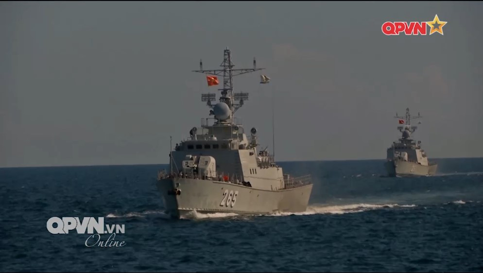 Ngoài ra hai bên còn kết hợp huấn luyện thông tin và tìm kiếm cứu nạn. Hoạt động tuần tra chung nhằm duy trì an ninh, trật tự, tạo điều kiện cho nhân dân hai nước phát triển kinh tế biển đồng thời thúc đẩy quan hệ hợp tác, hiểu biết, tin cậy lẫn nhau giữa hải quân hai nước. Ảnh: Biên đội tàu Việt Nam - Thái Lan tuần tra cùng nhau - Nguồn: QPVN.