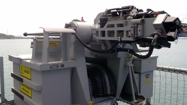 Vũ khí trên tàu gồm có 1 pháo bắn nhanh Oto Melara 76 mm mod 7, 1 pháo tự động Oto Breda 30 mm phục vụ phòng không và vũ khí săn ngầm chủ lực là 2 bệ phóng ngư lôi Plessey PMW49A với 3 ống mỗi bệ, có khả năng phóng ngư lôi cao tốc 324 mm Stingray và 1 giàn phóng bom chìm Mk.6. Ảnh: Pháo tự động Oto 30mm trên tàu Longlom 533.