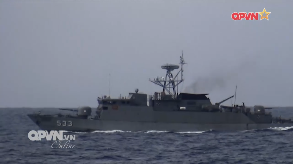 Tàu HTMS Longlom số hiệu 533 là một trong ba khinh hạm chống ngầm lớp Khamronsin do Thái Lan tự đóng trong nước dựa theo thiết kế của Anh, tàu được đưa vào hoạt động vào tháng 10 năm 1992. Ảnh: Tàu Longlom 533 tuần tra chung (nguồn QPVN).