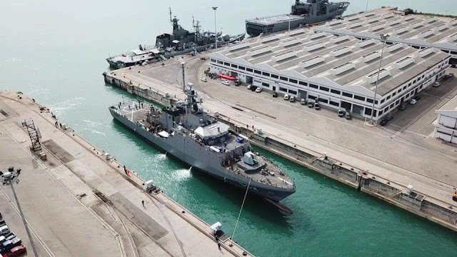 Tàu được đưa vào hoạt động năm 2019, có chiều dài 90,5m, rộng 13,5m và cao 7,7m, mớn nước 3,8m với lượng giãn nước 2000 tấn. Tàu được sửa đổi thiết kế so với nguyên mẫu của Anh cho thiết kế góc cạnh, giúp giảm phản xạ bề mặt với radar. Ảnh: Tàu 552 vào cảng.