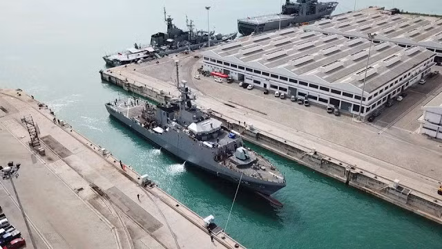 Tàu được đưa vào hoạt động năm 2019, có chiều dài 90,5m, rộng 13,5m và cao 7,7m, mớn nước 3,8m với lượng giãn nước 2000 tấn. Tàu được sửa đổi thiết kế so với nguyên mẫu của Anh cho thiết kế góc cạnh, giúp giảm phản xạ bề mặt với radar. Ảnh: Tàu 552 vào cảng.